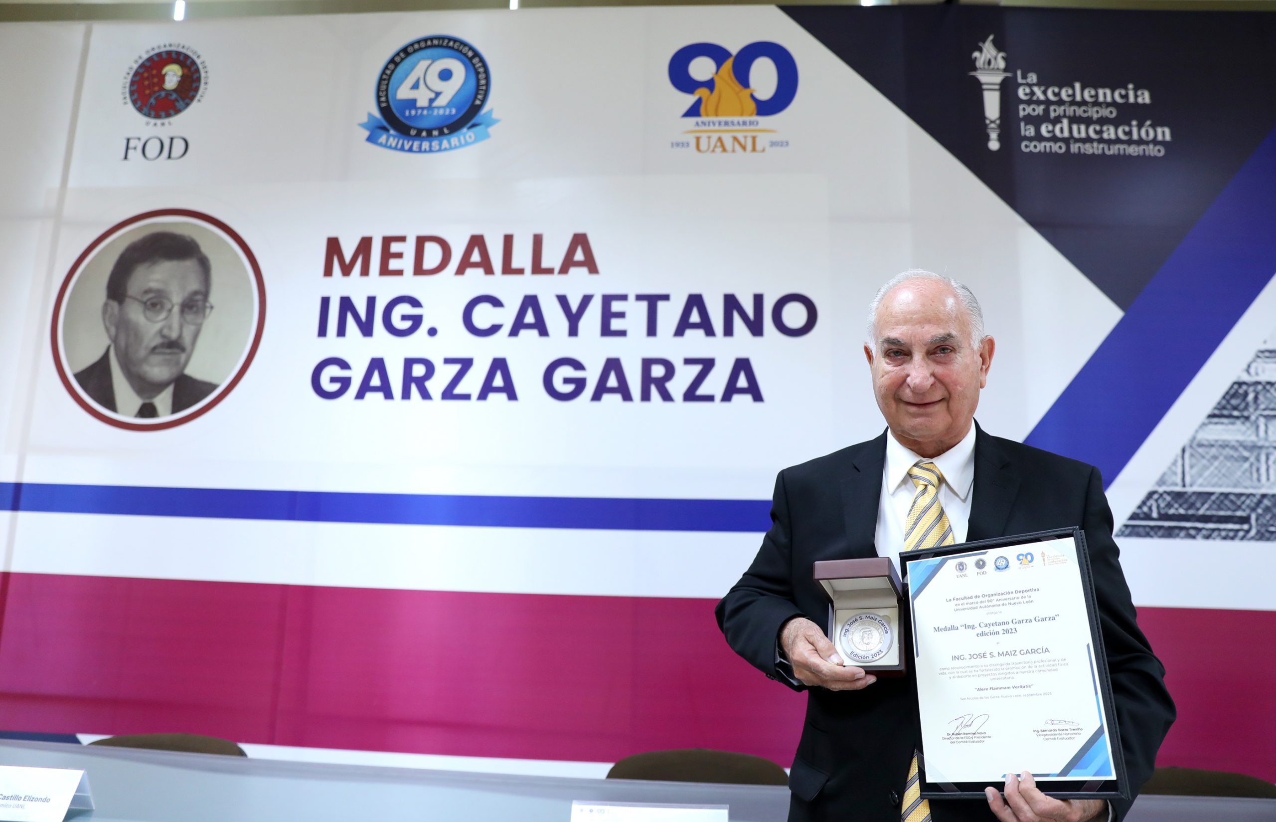 Otorgan Medalla “Ing. Cayetano Garza Garza” a José Maiz